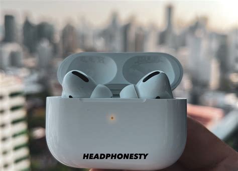 airpods blinking white and orange.